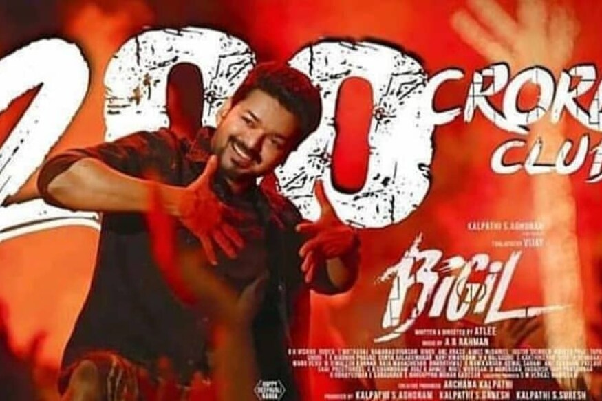 Bigil movie box office collections and Thalapathy Vijay joined 200 crore club just in 5 days pk విజయ్ హీరోగా నటించిన బిగిల్ సంచలన విజయం సాధించే దిశగా అడుగేస్తుంది. ఈ చిత్రం 5 రోజుల్లోనే 200 కోట్లు వసూలు చేసింది. వరసగా మూడోసారి ఈయన నటించిన సినిమా 200 కోట్ల క్లబ్బులో చేరడం విశేషం. bigil,bigil movie,bigil movie 200 crore,bigil movie 5 days ww collections,bigil movie 5 days worldwide collections,bigil movie collection,bigil box office collection,bigil collection,bigil movie box office collection,bigil box office,bigil movie,bigil,bigil review,bigil movie box office collection.,bigil 2nd day collection,bigil 5th day box office collection,bigil world wide collection,bigil total collection,bigil tamilnadu collection,బిగిల్,బిగిల్ దండయాత్ర,బిగిల్ కలెక్షన్స్,తెలుగు సినిమా,తమిళ్ సినిమా