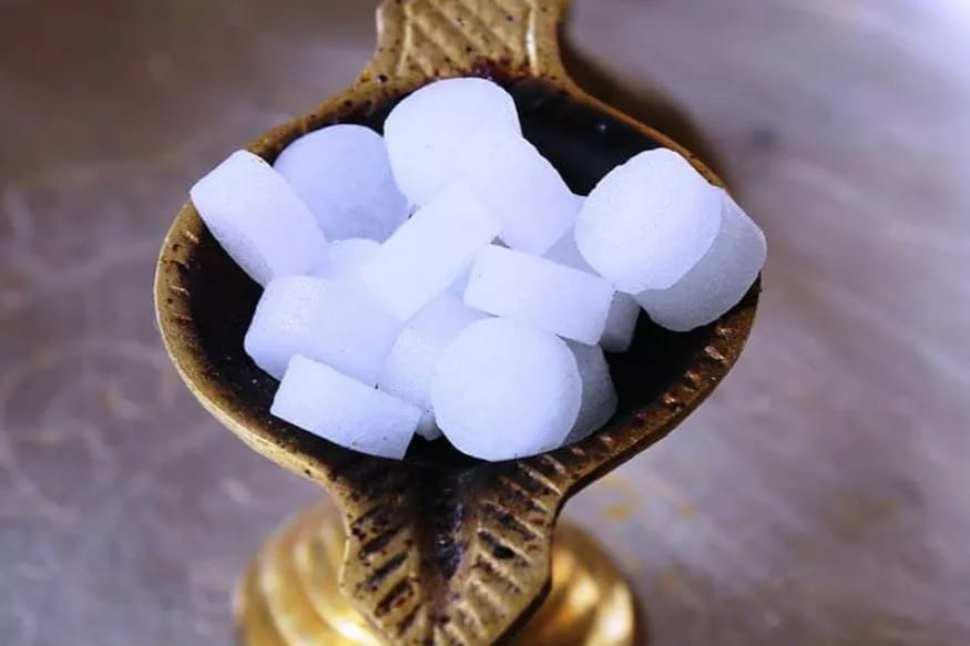  కర్పూరం (Camphor) : తలలో పేలను తరిమి తరిమి కొట్టేందుకు అద్భుతమైన ప్రయోగం కర్పూరం వాడకం. ఏం చెయ్యాలంటే... మీరు వాడే షాంపూలో కాస్త కర్పూరం కూడా కలపండి. అలాగే మీరు వాడే కొబ్బరి నూనెలో కూడా కర్పూరం కలిపి తలకు రాసుకోండి. ఏదో కొత్త పదార్థం దొరికింది అనుకొని పేలు కర్పూరాన్ని తింటాయి. అంతే చచ్చిపోతాయి. ఎందుకంటే క్రిములనూ, సూక్ష్మజీవుల్నీ సర్వనాశనం చేయగలిగే శక్తి కర్పూరానికి ఉంది.