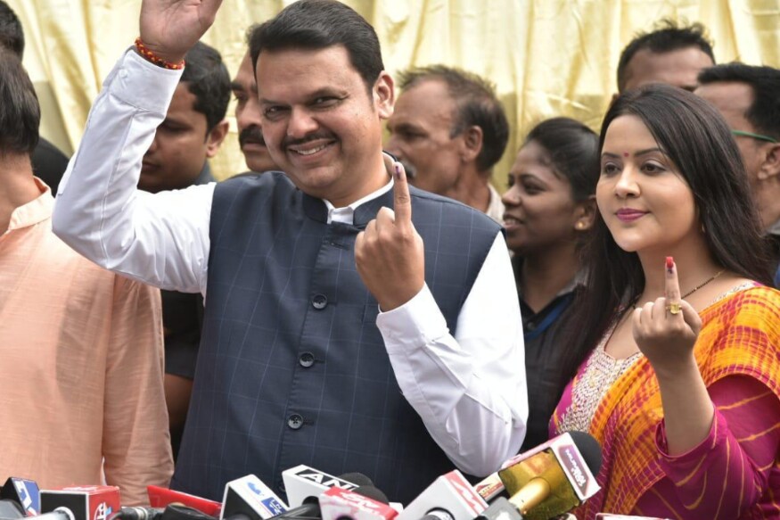 భార్యతో అమృతతో కలిసి ఓటు వేసిన మహారాష్ట్ర సీఎం ఫడ్నవీస్
