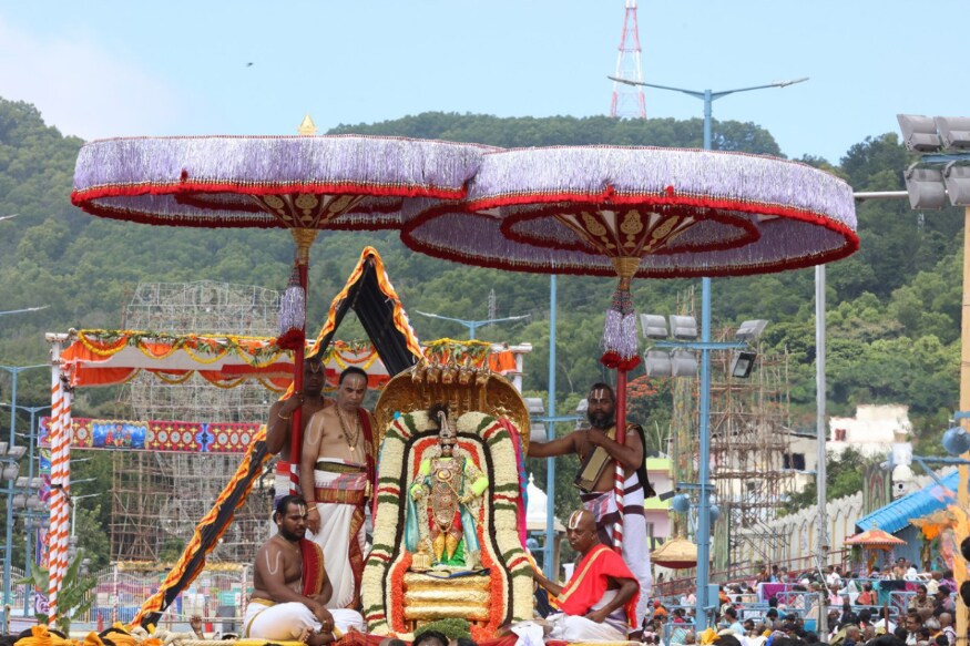 Tirumala Srivari Brahmotsavam Chinna Sesha Vahanam Seva, Video: చినశేషవాహనంపై భక్తులకు శ్రీవారి దర్శనం