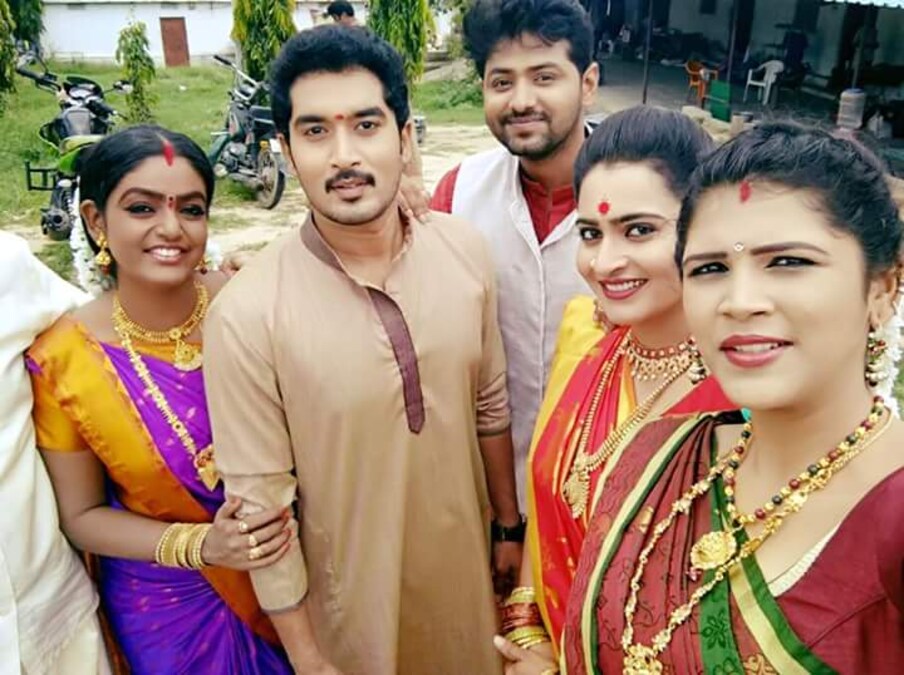  గత మూడేళ్లుగా స్టార్ మాలో ప్రసారమవుతున్న ఈ సీరియల్ గురించి అశేష ప్రజాదరణతో దూసుకెళుతోంది. స్టార్ హీరోయిన్లకు సైతం లేని ఫాలోయింగ్ ఈ సీరియల్ కేరక్టర్లకు ఉందంటే ఆశ్చర్యం కలగకమానదు. (Image : Star maa)