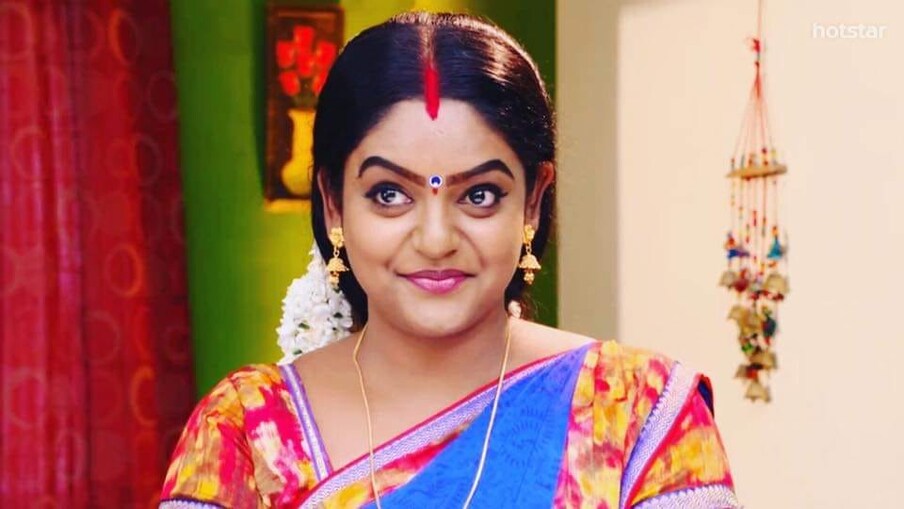  స్టార్ మా నిర్వహించిన స్టార్ మా పరివార్ అవార్డ్స్ లో వంటలక్క అలియాస్ దీపకు బెస్ట్ ఉమెన్ కేరక్టర్ అందుకుంది. (Image : Star maa)