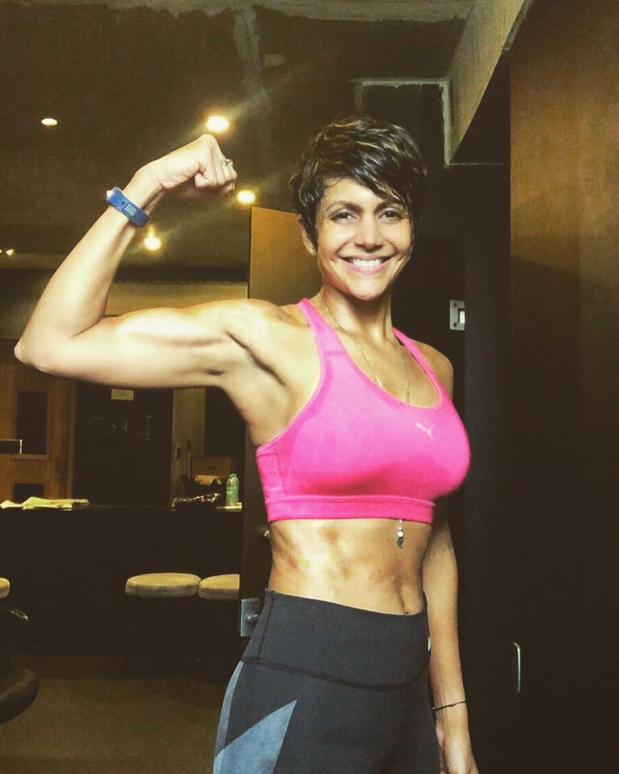  మందిరా బేడి Photo : mandirabedi/ Instagram