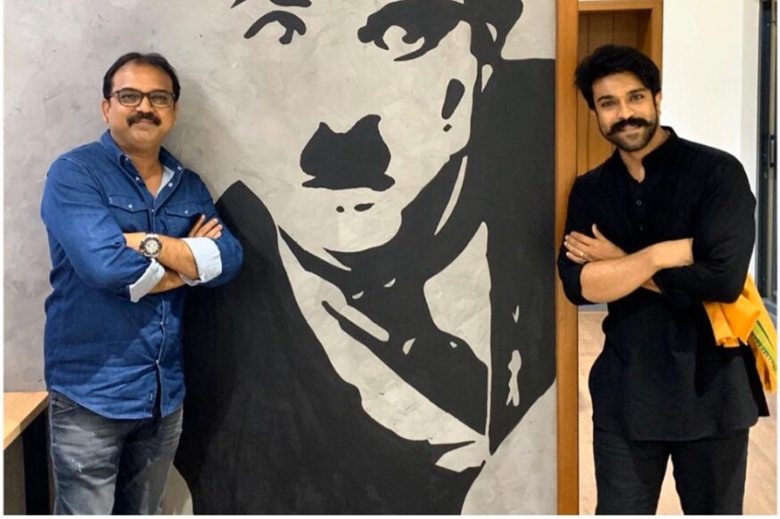 Ram Charan director Koratala Siva posed a photo behind Charlie Chaplin and will this pic any link to Chiranjeevi 152 pk ఇప్పుడు ఈ అనుమానం ఎందుకు వచ్చింది అనుకుంటున్నారా..? రాలేదు.. వచ్చేలా చేసారు కొరటాల శివ, రామ్ చరణ్. ఈ కాంబినేషన్లో హీరో, దర్శకుడిగా సినిమా రావాల్సింది. కానీ ఇప్పుడు నిర్మాత, దర్శకుడిగా వస్తుంది. chiranjeevi 152,chiru 152,koratala siva ram charan,ram charan instagram,ram charan koratala siva charlie chaplin,chiranjeevi,chiranjeevi movies,chiranjeevi koratala siva,chiranjeevi koratala siva different concept,vijayashanti,vijayashanti mahesh babu sarileru neekevvaru,vijayashanti movies,chiranjeevi vijayashanti,chiranjeevi vijayashanti hit pair,chiranjeevi vijayashanti again pair in koratala siva movie,chiranjeevi twitter,chiranjeevi instagram,chiranjeevi facebook,chiranjeevi,vijayashanti,vijayashanti movies,vijayashanti facebook,vijayashanti twitter,vijayashanti instagram,chiranjeevi hit movies,manchi donga songs,chiranjeevi movies parts,telugu movies,chiranjeevi birthday special,chiranjeevi full movies,chiranjeevi hit songs,chiranjeevi comedy scenes,vijayashanti movies parts,chiranjeevi and vijayashanti,chiranjeevi vijayashanthi movies,chiranjeevi vijayashanthi hit songs,chiranjeevi & vijayashanti love parts,telugu full movies,tollywood,telugu cinema,చిరంజీవి,చిరంజీవి కొరటాల శివ,చిరంజీవి రామ్ చరణ్ కొరటాల శివ,కొరటాల శివ రామ్ చరణ్ చార్లీ చాప్లిన్,విజయశాంతి,చిరంజీవి విజయశాంతి,మరోసారి జోడి కట్టబోతున్న చిరంజీవి,విజయశాంతి,కొరటాల శివ సినిమాలో విజయశాంతి చిరంజీవి,చిరంజీవికి జోడిగా విజయశాంతి,విజయశాంతి,విజయశాంతి సరిలేరు నీకెవ్వరు,డిఫరెంట్ కాన్పెప్ట్తో చిరంజీవి కొరటాల శివ