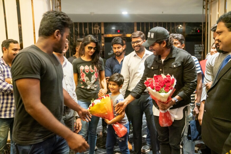 Stylish Star Allu Arjun along with family watched Megastar historic movie Sye Raa Narasimha Reddy pk మెగాస్టార్ చిరంజీవి నటించిన సైరా సినిమా ఇప్పుడు దేశవ్యాప్తంగా ట్రెండ్ అవుతుంది. పైగా తొలిరోజే సినిమా మంచి టాక్ రావడంతో చిత్రయూనిట్ కూడా పండగ చేసుకుంటున్నారు. సౌత్లో ఈ చిత్రం సంచలన వసూళ్లు తీసుకొస్తుంది. allu arjun,allu arjun twitter,allu arjun instagram,allu arjun sye raa narasimha reddy,allu arjun sye raa narasimha reddy in AMB cinemas,allu arjun watched sye raa narasimha reddy,allu arjun sye raa tweet,allu arjun all the best to sye raa team,allu arjun chiranjeevi,allu arjun ram charan,allu arjun ala vaikuntapurramloo,allu arjun trivikram movie,telugu cinema,sye raa release date,సైరా,అల్లు అర్జున్ సైరా,అల్లు అర్జున్ సైరా నరసింహారెడ్డి ట్వీట్,అల్లు అర్జున్ చిరంజీవి రామ్ చరణ్,తెలుగు సినిమా