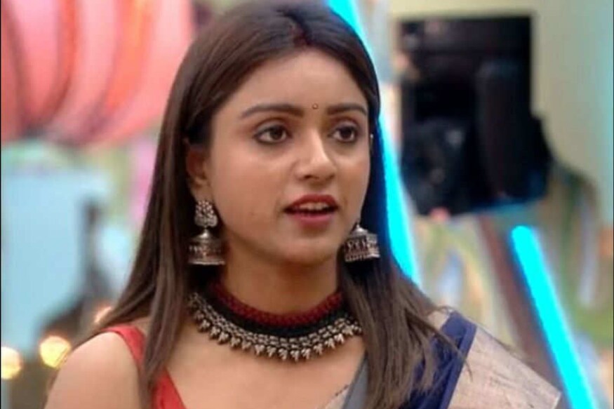 Vithika Sheru opens about her elimination and says that she was shadow of Varun Sandesh pk మన గురించి మనకంటే ఎవరికీ బాగా తెలియదు. ఇప్పుడు వితికా కూడా ఇదే చేస్తుంది. తన ఎలిమినేషన్ గురించి ఆసక్తికరమైన వ్యాఖ్యలు చేసింది ఈ ముద్దుగుమ్మ. తను గానీ సింగిల్గా వచ్చుంటే కచ్చితంగా.. vithika sheru eliminated,vithika sheru elimination,bigg boss telugu 3,bigg boss 3 telugu,bigg boss 3,bigg boss telugu,bigg boss 3 telugu contestants,bigg boss,vithika sheru,varun sandesh,bigg boss telugu season 3,bigg boss 3 telugu latest promo,bigg boss 3 telugu promo today,bigg boss season 3 telugu,bigg boss 3 telugu live,vithika sheru,vithika sheru movies,varun sandesh wife vithika sheru,vithika sheru denies,vithika sheru photos,actress vithika sheru,vithika sheru and varun sandesh,varun sandesh and vithika sheru,vithika,today vithika sheru,vithika sheru songs,vithika sheru family,vithika sheru latest,vithika sheru speech,vithika sheru friends,vithika sheru husband,vithika sheru actress,bigg boss telugu latest promo,bigg boss 3 telugu full episode,vithika sheru bigg boss,telugu bigg boss 3,బిగ్ బాస్ తెలుగు 2,వరుణ్ సందేశ్,వితిక శేరు,వరుణ్ సందేశ్ అత్త,వితిక తల్లి,వరుణ్ సందేశ్ సీక్రెట్ చెప్పిన అత్త,