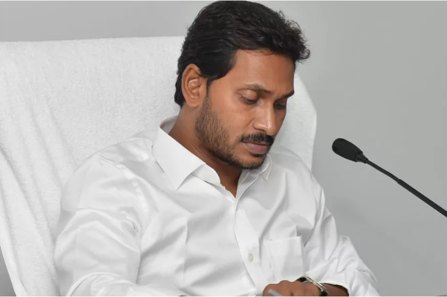 జగన్ మోహన్ రెడ్డి ఈ నిర్ణయం వెనుక చాలా పెద్ద రాజకీయ వ్యూహమే ఉందని రాజకీయ విశ్లేషకులు అంచనా వేస్తున్నారు. జగన్ మోహన్ రెడ్డి ఈ నిర్ణయం వెనుక చాలా పెద్ద రాజకీయ వ్యూహమే ఉందని రాజకీయ విశ్లేషకులు అంచనా వేస్తున్నారు.