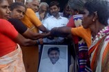 Video: సీఎం జగన్ ఫొటోకు మహిళల పాలాభిషేకం..