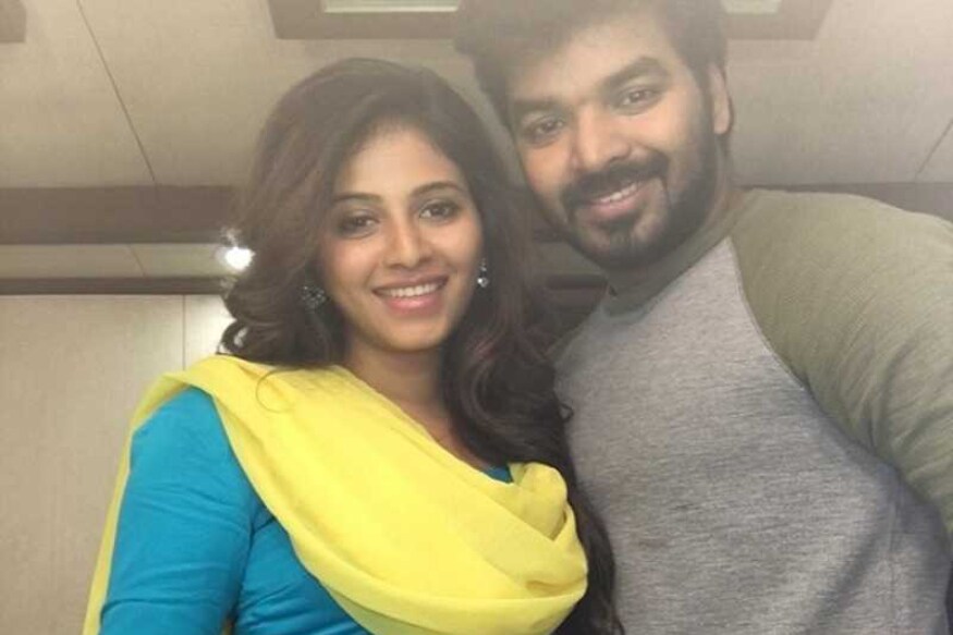 Producer sensational comments on Tamil hero Jai and actress Anjali relationship pk ఇండస్ట్రీ ఏదైనా కూడా ఇప్పుడు ఎఫైర్స్ మాత్రం కామన్ అయిపోయాయి. ఇక ఇప్పుడు తమిళ జంటపై ఓ నిర్మాత సంచలన వ్యాఖ్యలు చేసాడు. అది కూడా తెలుగమ్మాయి అంజలిపై ఈ వ్యాఖ్యలు చేయడం ఆసక్తికరంగా మారింది. anjali twitter,anjali instagram,anjali affair,anjali jai hotel room,jai anjali love,anjali,anjali jai love story,anjali jai love,actress anjali,jai and anjali love story,jai,anjali and jai,anjali jai,jai anjali marriage,anjali love affair with jai,anjali jai wedding,anjali love,jai anjali romance,anjali and jai love,actor jai,jai and anjali,anjali love affair,anjali movies,heroine anjali,jai anjali,anjali and jai love story,actress anjali confirms her love with jai,telugu cinema,tamil cinema,జై,అంజలి,జై అంజలి లవ్ స్టోరీ,జై అంజలి ఎఫైర్,తెలుగు సినిమా