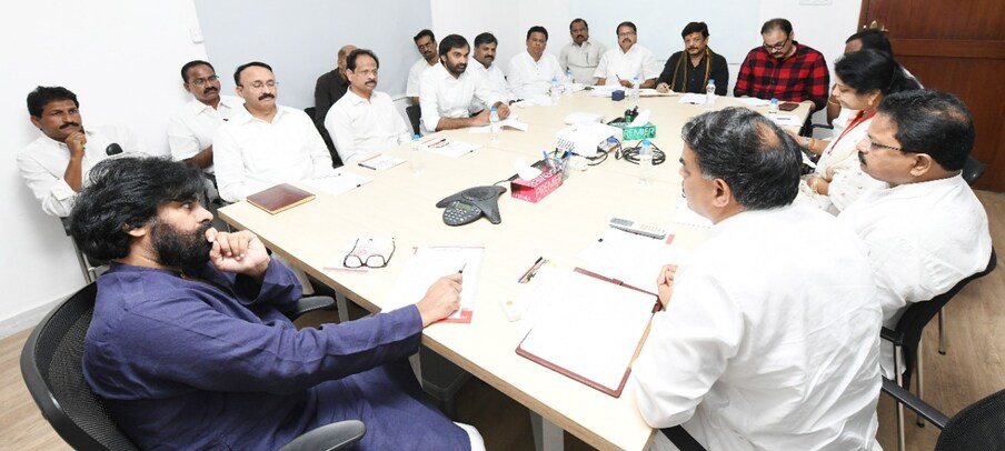  జనసేన పార్టీ రాజకీయ వ్యవహారాల కమిటీ సమావేశం ప్రారంభమైంది. హైదరాబాద్ లోని పార్టీ కార్యాలయంలో ప్రారంభమైన ఈ కమిటీ సమావేశానికి జనసేన అధ్యక్షులు శ్రీ పవన్ కళ్యాణ్ గారు అధ్యక్షత వహించారు.