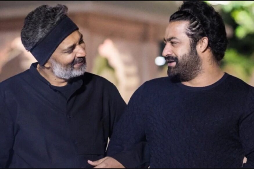 RRR movie Jr NTR on location photos leaked in online and Rajamouli serious in his team pk ఈ రోజుల్లో సినిమా షూటింగ్ జరుగుతుంటేనే మొబైల్స్ పెట్టి దాన్ని నెట్లో లీక్ చేస్తున్నారు. ముఖ్యంగా రాజమౌళి సినిమాల విషయంలో ఇది కాస్త ఎక్కువగా జరుగుతుంది. jr ntr photo leak,rrr leak,rrr movie location stills,rrr movie scenes leak,rrr movie shooting,rrr movie shooting leaked,rrr movie fight scene leaked,rrr movie shooting video leaked online,rrr movie shooting in rfc,rrr movie story leak,ram charan jr ntr rajamouli rrr movie shooting leak,telugu cinema,RRR షూటింగ్ లీక్,RRR ఫోటోలు లీక్,RRR వీడియో లీక్,RRR లీక్ ఆన్లైన్,RRR స్టోరీ లీక్,రామ్ చరణ్ రాజమౌళి జూనియర్ ఎన్టీఆర్,RRR ఫైటింగ్ సీన్ లీక్,RRR షూటింగ్ రామోజీ ఫిల్మ్ సిటీ