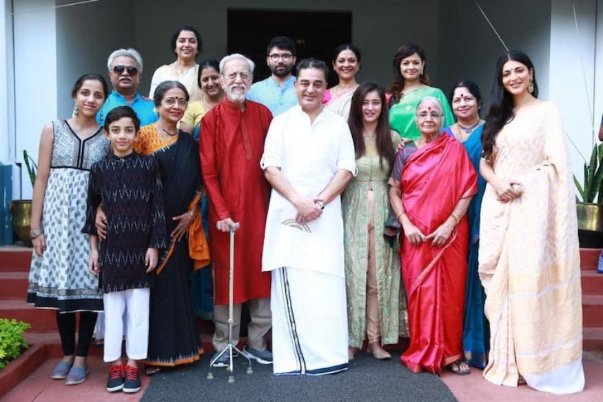 Kamal Haasan affair with hot actress Pooja Kumar and family Photo goes viral in social media pk కమల్ హాసన్ అంటే తెలియని ప్రేక్షకులు ఉండరేమో..? ఆయనకు కోట్లలో అభిమానులున్నారు. తనదైన నటనతో లెక్కకు మించి అవార్డులు రివార్డులు అందుకున్నాడు ఈయన. అలాంటి కమల్ హాసన్పై ఓ.. Kamal Haasan,Kamal Haasan twitter,Kamal Haasan instagram,Kamal Haasan affair,Kamal Haasan pooja kumar,Kamal Haasan goutami,Kamal Haasan sarika,Kamal Haasan affairs,telugu cinema,Kamal Haasan family photo,కమల్ హాసన్,కమల్ హాసన్ ఫ్యామిలీ ఫోటో,కమల్ హాసన్ పూజా కుమార్,తెలుగు సినిమా