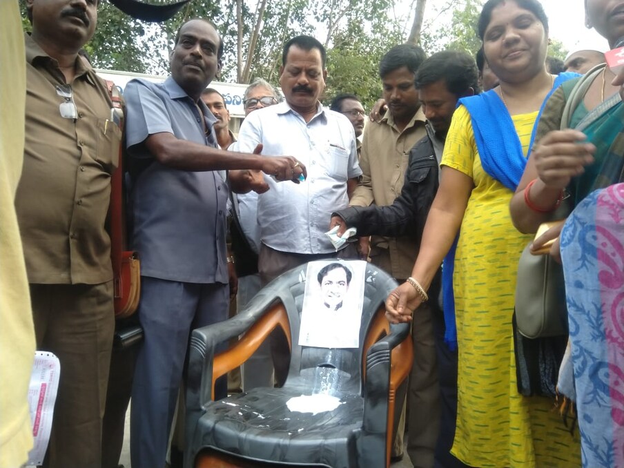 ముఖ్యమంత్రి కేసీఆర్‌కు ధన్యవాదాలు తెలుపుతూ ముషీరాబాద్-2 డిపోలో ఆయన చిత్రపటానికి పాలాభిషేకం చేస్తున్న ఆర్టీసీ కార్మికులు..