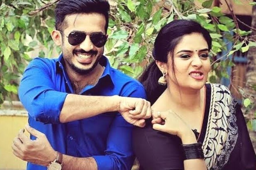 Will Anchor Ravi sensational satire on his old friend Lasya in Zee Telugu Local Gangs promo pk యాంకర్ రవి గురించి ఎప్పటికప్పుడు సోషల్ మీడియాలో కూడా వార్తలు వస్తూనే ఉంటాయి. ఈయన ఎప్పుడూ రూమర్స్కు చాలా దగ్గరగా ఉంటాడు. అలాంటి రవి కొన్ని రోజులుగా తన పని తాను చూసుకుంటున్నాడు.. anchor ravi,anchor ravi facebook,anchor ravi twitter,anchor ravi lasya,anchor ravi srimukhi,anchor ravi local gangs promo,anchor ravi pradeep,anchor ravi anchor srimukhi,anchor ravi lasya affair,anchor ravi movies,anchor ravi show,anchor ravi patas show,anchor ravi srimukhi love story,anchor ravi pradeep show,anchor ravi affairs,telugu cinema,లోకల్ గ్యాంగ్స్,యాంకర్ రవి,యాంకర్ లాస్య రిలేషన్,యాంకర్ రవి శ్రీముఖి,తెలుగు సినిమా