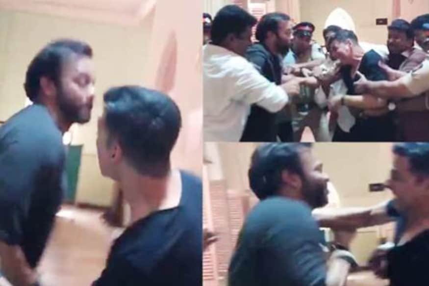 Bollywood Superstar Akshay Kumar fight with director Rohit Shetty and video goes viral in social media pk అవును.. వీడియో కూడా చూసిన తర్వాత ఇది నమ్మకుండా ఉండలేని పరిస్థితి. బాలీవుడ్లో అగ్ర దర్శకుడు రోహిత్ శెట్టి.. సూపర్ స్టార్ అక్షయ్ కుమార్ నిజంగానే కొట్టుకున్నారు. అది కూడా షర్ట్ చిరిగేలా.. akshay kumar,akshay kumar twitter,rohit shetty,rohit shetty twitter,akshay kumar and rohit shetty fight,akshay kumar rohit shetty,sooryavanshi akshay kumar,akshay kumar fight with rohit shetty,rohit shetty akshay kumar,rohit shetty akshay kumar fight,akshay kumar rohit shetty fight,akshay kumar rohit shetty fight video,akshay kumar rohit shetty fight on sooryavanshi set,akshay kumar fight scene,akshay kumar sooryavanshi,akshay rohit fight,telugu cinema,hindi cinema,రోహిత్ శెట్టి,అక్షయ్ కుమార్,అక్షయ్ కుమార్ రోహిత్ శెట్టి ఫైట్,హిందీ సినిమా