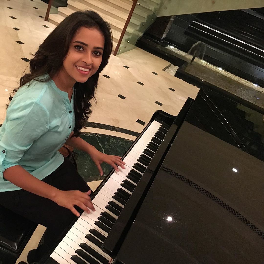శ్రీదివ్య ఫొటోస్ (credit - insta - sd_sridivya)