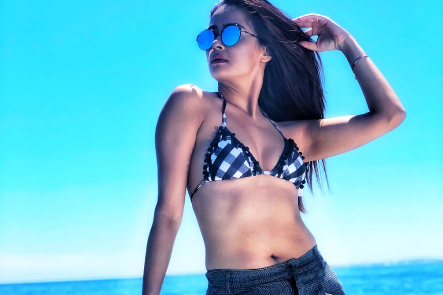 Bollywood hot beauty Surveen Chawla open and bold statements on married heroines and nude scenes pk సాధారణంగా ఇలాంటి సంచలన కమెంట్స్ చేయాలంటే చాలా ధైర్యం ఉండాలి.. ఇండస్ట్రీలో పెళ్లి అయిన తర్వాత నటన కొనసాగించడం కాస్త కష్టమే. కానీ బాలీవుడ్ హీరోయిన్లు మాత్రం అలాగే కంటిన్యూ అవుతున్నారు. surveen chawla,surveen chawla twitter,surveen chawla hot scenes,surveen chawla hottest,surveen chawla bold scenes,surveen chawla marriage,surveen chawla husband,surveen chawla movies,surveen chawla web series,surveen chawla house,surveen chawla hot,surveen chawla kiss,surveen chawla family,surveen chawla husband name,surveen chawla wedding pics,surveen chawla husband photo,surveen chawla songs,surveen chawla biography,surveen chawla hate story 2,surveen chawla interview,surveen chawla marriage pics,surveen chawla wedding video,telugu cinema,సుర్వీన్ చావ్లా,సుర్వీన్ చావ్లా సినిమాలు,తెలుగు సినిమా,హిందీ సినిమా