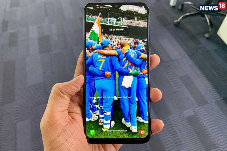  14. Samsung Galaxy M20: 6. సాంసంగ్ గెలాక్సీ ఎం20 స్పెసిఫికేషన్స్ చూస్తే 6.3 అంగుళాల ఫుల్ హెచ్‌డీ+ డిస్‌ప్లే, ఎక్సినోస్ 7904 ఆక్టాకోర్ ప్రాసెసర్ ఉన్నాయి. రియర్ కెమెరా 13+5 మెగాపిక్సెల్ కాగా, ఫ్రంట్ కెమెరా 8 మెగాపిక్సెల్. (image: Samsung)