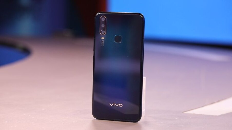  7. Vivo U10: వివో నుంచి వచ్చిన బడ్జెట్ స్మార్ట్‌ఫోన్ వివో యూ10. 3జీబీ+32జీబీ, 3జీబీ+64జీబీ, 4జీబీ+64జీబీ వేరియంట్లలో వివో యూ10 రిలీజైంది. వాటర్ డ్రాప్ నాచ్, 5,000 ఎంఏహెచ్ భారీ బ్యాటరీ, ట్రిపుల్ కెమెరా, ఫింగర్‌ప్రింట్ సెన్సార్ లాంటి ప్రత్యేకతలున్నాయి. (image: Vivo India)