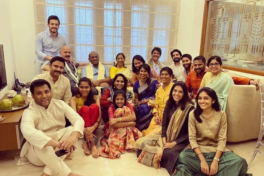 Why Samantha Akkineni missed the Venkat Akkineni son Adithya engagement here the real reason pk ఈ మధ్యే అక్కినేని కుటుంబంతో కలిసి పార్టీ చేసుకోడానికి సమంతకు అస్సలు టైమ్ దొరకడం లేదు. ఆమె సినిమాలతో బిజీగా ఉందో.. లేదంటే అలా కుదరడం లేదో తెలియదు కానీ ఎందుకో మరి అక్కినేని.. samantha,samantha akkineni,samantha akkineni twitter,samantha akkineni missing event,samantha akkineni venkat son adithya engagement,samantha akkineni naga chaitanya,samantha akkineni anr awards,samantha akkineni instagram,samantha akkineni hot,samantha akkineni hot images,samantha akkineni hot photos,samantha akkineni family event,samantha akkineni family photo,akkineni family photo,samantha akkineni the family men 2,samantha akkineni manoj bajpayee,telugu cinema,akkineni venkat son engagement,tollywood news,సమంత,సమంత అక్కినేని,సమంత అక్కినేని నాగ చైతన్య,వెంకట్ తనయుడు ఆదిత్య ఎంగేజ్‌మెంట్‌లో సమంత మిస్సింగ్,ది ఫ్యామిలీ మెన్ 2 షూటింగ్‌లో సమంత,తెలుగు సినిమా