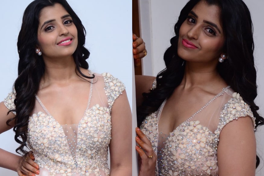Anchor Shyamala says interesting facts behind why she was not doing exposing like all anchors pk తెలుగు ఇండస్ట్రీలో ఉన్న అతికొద్ది మంది ఫీమేల్ యాంకర్స్లో శ్యామల కూడా ఒకరు. బిగ్ బాస్ నుంచి ఇంకా క్రేజ్ తెచ్చుకుంది ఈ ముద్దుగుమ్మ. పెళ్లై పిల్లలున్న తర్వాత కూడా తన అందాన్ని కాపాడుకుంటూ యాంకర్గా.. Anchor Shyamala,Anchor Shyamala twitter,Anchor Shyamala facebook,Anchor Shyamala instagram,Anchor Shyamala hot,Anchor Shyamala family,Anchor Shyamala husband,Anchor Shyamala age,Anchor Shyamala roles,Anchor Shyamala bigg boss 2,Anchor Shyamala movies,Anchor Shyamala hot scenes,Anchor Shyamala hot photos,Anchor Shyamala actress,Anchor Shyamala social media,telugu cinema,యాంకర్ శ్యామల,యాంకర్ శ్యామల హాట్,యాంకర్ శ్యామల ఫ్యామిలీ,యాంకర్ శ్యామల హీరోయిన్,తెలుగు సినిమా