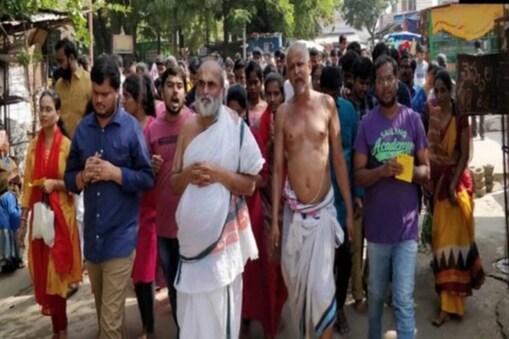 చిలుకూరు బాలాజీ ఆలయ ప్రధాన అర్చకులు రంగరాజన్,ఇతర పూజారులు