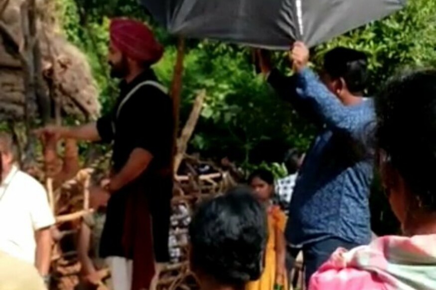 RRR movie Jr NTR on location photos leaked in online and Rajamouli serious in his team pk ఈ రోజుల్లో సినిమా షూటింగ్ జరుగుతుంటేనే మొబైల్స్ పెట్టి దాన్ని నెట్లో లీక్ చేస్తున్నారు. ముఖ్యంగా రాజమౌళి సినిమాల విషయంలో ఇది కాస్త ఎక్కువగా జరుగుతుంది. jr ntr photo leak,rrr leak,rrr movie location stills,rrr movie scenes leak,rrr movie shooting,rrr movie shooting leaked,rrr movie fight scene leaked,rrr movie shooting video leaked online,rrr movie shooting in rfc,rrr movie story leak,ram charan jr ntr rajamouli rrr movie shooting leak,telugu cinema,RRR షూటింగ్ లీక్,RRR ఫోటోలు లీక్,RRR వీడియో లీక్,RRR లీక్ ఆన్లైన్,RRR స్టోరీ లీక్,రామ్ చరణ్ రాజమౌళి జూనియర్ ఎన్టీఆర్,RRR ఫైటింగ్ సీన్ లీక్,RRR షూటింగ్ రామోజీ ఫిల్మ్ సిటీ