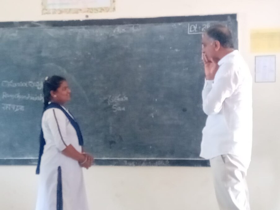  విద్యార్థుల చదువు ఇలా ఉంటే ఎలా పాసవుతారని టీచర్లను ప్రశ్నించారు మంత్రి.
