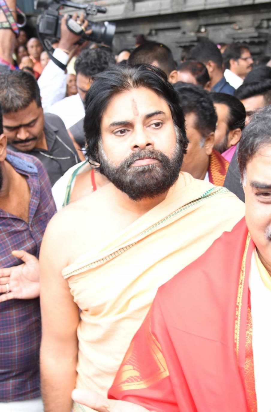  సాంప్రదాయ దుస్తుల్లో స్వామివారిని దర్శించుకున్న పవన్ కల్యాణ్