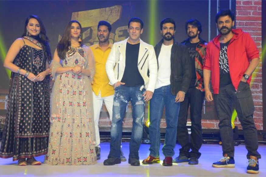 Ram Charan Venkatesh attends Salman Khan Dabangg 3 telugu version pre release event pk సల్మాన్ ఖాన్ అంటే తెలుగు ప్రేక్షకులకు కూడా బాగానే తెలుసు. ఈయన సినిమాలకు ఇక్కడ కూడా మంచి డిమాండ్ ఉంటుంది. తాజాగా ఇప్పుడు దబంగ్ 3 సినిమాతో తెలుగు ఆడియన్స్ను పలకరించడానికి వస్తున్నాడు.. salman khan,salman khan twitter,salman khan ram charan,salman khan venkatesh,dabangg 3 pre release event,dabangg 3 pre release event live,dabangg 3 telugu pre release event live,ram charan speech,ram charan speech at dabangg 3 pre release event,dabangg 3 trailer,dabangg 3 pre release live,dabangg 3,dabangg 3 pre release event hyderabad,dabangg 3 telugu pre release event,salman khan dabangg 3 pre release event live,ram charan,telugu cinema,దబంగ్ 3,దబంగ్ 3 తెలుగు ప్రీ రిలీజ్ ఈవెంట్,రామ్ చరణ్ వెంకటేష్ సల్మాన్ ఖాన్,రామ్ చరణ్ సల్మాన్ ఖాన్