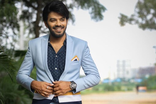 దాంతో వెండితెరపై కూడా తన అదృష్టాన్ని పరీక్షించుకుంటున్నాడు. ఇప్పటికే 'సాఫ్ట్‌వేర్ సుధీర్'తో హీరోగా ఎంట్రీ ఇచ్చిన ఈయన.. ఆ తర్వాత తన ఇద్దరు మిత్రులు శ్రీను, రాంప్రసాద్‌తో కలిసి 3 మంకీస్ సినిమాలో కూడా నటించాడు. 
