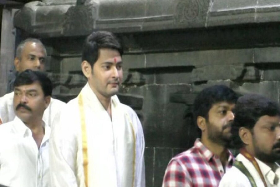  తిరుమల శ్రీవారి సన్నిధిలో సూపర్ స్టార్ మహేష్ బాబు, అనిల్ రావిపూడి (Twitter/Photo)