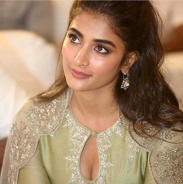  ఖరీదయిన వస్తువులు, బట్టల్ని ఇష్టపడే పూజా ఎక్కువగా షాపింగ్ చెయ్యదు, కానీ చేస్తే తన టేస్ట్ కు తగ్గట్టు అన్నీ కోనేస్తుంది. అయితే ఎప్పుడూ ఫ్యాషన్ గా ఉండడానికే ఇష్టపడుతుంది. పూజా తండ్రి మంజునాధ్ హెగ్డే వ్యాపార వేత్త. తల్లి లత హెగ్డే క్యూ నెట్ వర్క్ మార్కెటింగ్ బిజినెస్ నిపుణురాలు. దాంతో చిన్నప్పటి నుంచి నెట్ వర్క్ మార్కెటింగ్ లో పూజా మెళుకువలు బానే అలవర్చుకుంది. (Twitter/Photo)