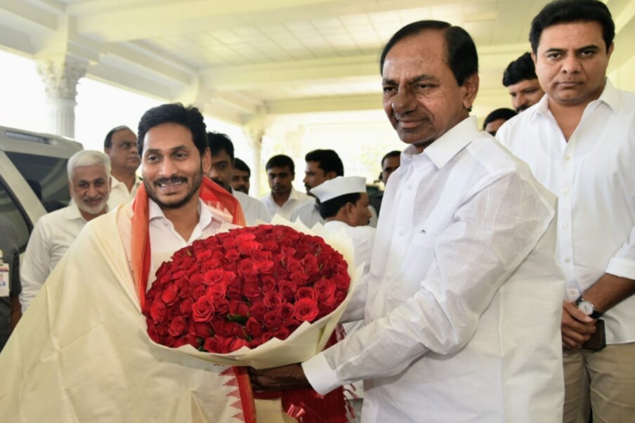  ప్రగతి భవన్‌కు వచ్చిన ఏపీ సీఎం జగన్‌కు స్వాగతం పలుకుతున్న తెలంగాణ సీఎం కేసీఆర్