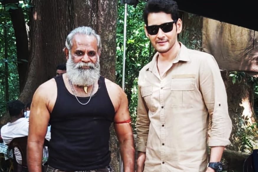 Sarileru Neekevvaru movie Ramana load ethali ra dialogue actor Kumanan Sethuraman details pk రమణ లోడ్ ఎత్తాలిరా.. ఈ డైలాగ్ తెలియని తెలుగు ప్రేక్షకుడు ఉండడేమో ఇప్పుడు. సరిలేరు నీకెవ్వరు సినిమాలో అనిల్ రావిపూడి రాసిన ఈ ఒక్క డైలాగ్ ఇప్పుడు ధారాళంలా వ్యాపించింది. ఒక్క డైలాగుతోనే ఇంత ఫేమస్ అవ్వొచ్చా.. Sarileru Neekevvaru movie Ramana load ethali ra dialogue,Sarileru Neekevvaru movie collections,mahesh babu,Kumanan Sethuraman,Kumanan Sethuraman instagram,Kumanan Sethuraman twitter,Kumanan Sethuraman sarileru neekevvaru,ramana load ettali ra dailogue,Kumanan Sethuraman movies,Kumanan Sethuraman sye raa,telugu cinema,కుమనన్ సేతురామన్,సరిలేరు నీకెవ్వరు,కుమనన్ సేతురామన్ రమణ లోడ్ ఎత్తాలిరా,తెలుగు సినిమా