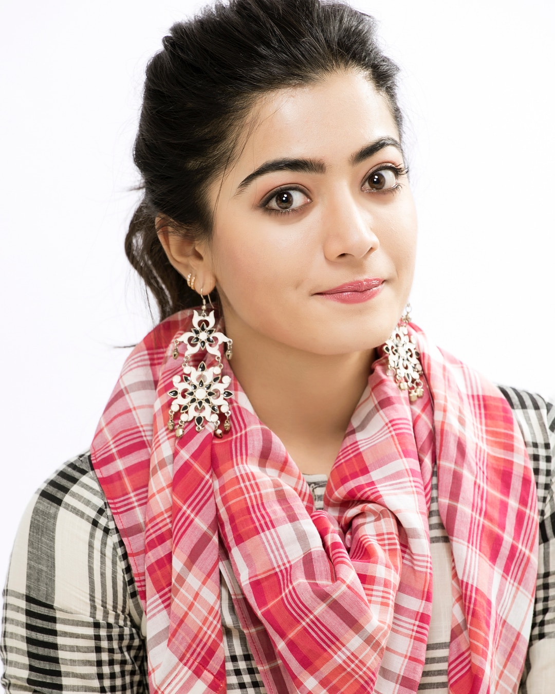 శారీలో రష్మిక మందన్నా.. లుక్ అదిరిందిగా.. | tollywood beauty rashmika ...