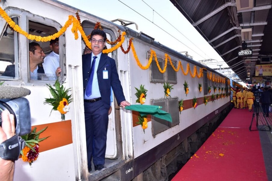  2. ప్రతీ మంగళవారం, గురువారం మధ్యాహ్నం 2.45 గంటలకు వారణాసిలో కాశీ మహాకాళ్ ఎక్స్‌ప్రెస్ బయల్దేరుతుంది. మరుసటి రోజు ఉదయం 9.40 గంటలకు ఇండోర్ చేరుకుంటుంది. రాత్రంతా ప్రయాణించే తొలి ప్రైవేట్ రైలు ఇదే. ఇక ప్రతీ బుధవారం, శుక్రవారం ఉదయం 10.55 గంటలకు ఇండోర్‌లో రైలు బయల్దేరుతుంది. మరుసటి రోజు ఉదయం 6 గంటలకు వారణాసికి చేరుకుంటుంది. దారిలో ఉజ్జయిని, సంత్ హీర్దారామ్ నగర్, బీనా, ఝాన్సీ, కాన్పూర్, సుల్తాన్‌పూర్ స్టేషన్లలో రైలు ఆగుతుంది.