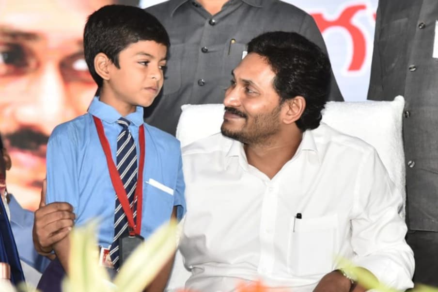  బడికి పంపే పిల్లల తల్లుల ఖాతాల్లో డబ్బులు జమ చేస్తామని ఎన్నికల ప్రచారంలో జగన్ మోహన్ రెడ్డి హామీ ఇచ్చారు. ఆ పథకాన్ని వాస్తవానికి సెప్టెంబర్ 5న ఉపాధ్యాయ దినోత్సవం సందర్భంగా ప్రారంభించాల్సి ఉంది. కానీ, కరోనా కారణంగా స్కూళ్లు తెరవకపోవడంతో అది అక్టోబర్‌కు వాయిదా పడింది.
