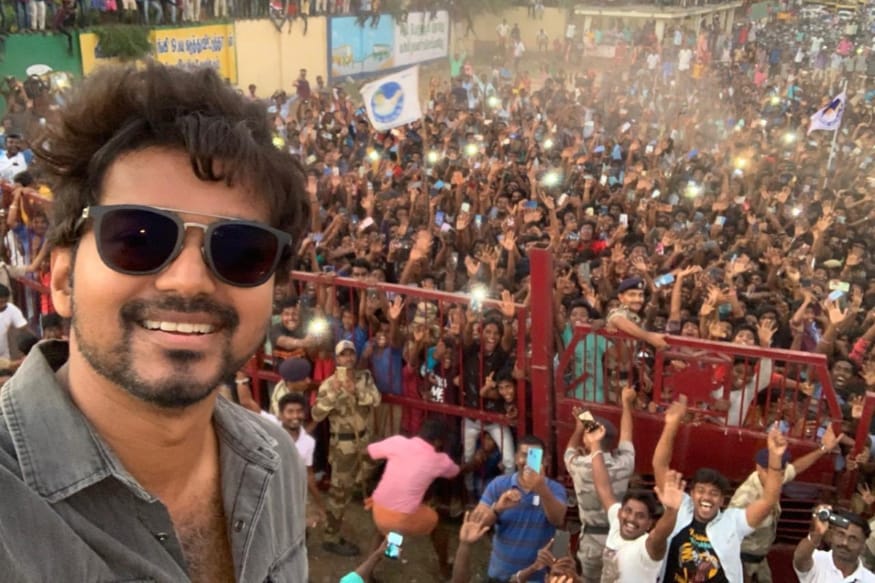 మాస్టర్ షూటింగ్ స్పాట్లో విజయ్ సెల్ఫీ (Thalapathy Vijay selfie)