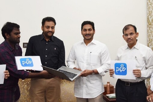 అమరావతిలోని క్యాంప్ ఆఫీస్‌లో 'నిఘా' యాప్‌ను ఆవిష్కరించన ఆంధ్రప్రదేశ్ ముఖ్యమంత్రి వైఎస్ జగన్మోహన్ రెడ్డి
(image: @AndhraPradeshCM/twitter)