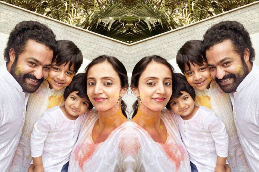 director harish shankar comments on jr ntr family photo,jr ntr,jr ntr family photo,jr ntr rrr,rrr jr ntr rajamouli ram charan,jr ntr with pranathi,jr ntr bhargav ram abhay ram,jr ntr instagram,jr ntr twitter.jr ntr with family,jr ntr harish shankar,harish shankar tweet on jr ntr family photo,harish shankar twitter,harish shankar,tollywood,telugu cinema,జూనియర్ ఎన్టీఆర్,ఎన్టీఆర్ ఫ్యామిలీ ఫోటో,భార్య ప్రణతి కొడుకులు అభయ్ రామ్ భార్గవ్ రామ్,జూనియర్ ఎన్టీఆర్ ఫ్యామిలీ ఫోటో పై హరీష్ శంకర్ కామెంట్స్,హరీష్ శంకర్ ఎన్టీఆర్ ఫ్యామలీ ఫోటో,ఎన్టీఆర్ ఫ్యామిలీ ఫోటో పై హరీష్ శంకర్ కామెంట్స్
