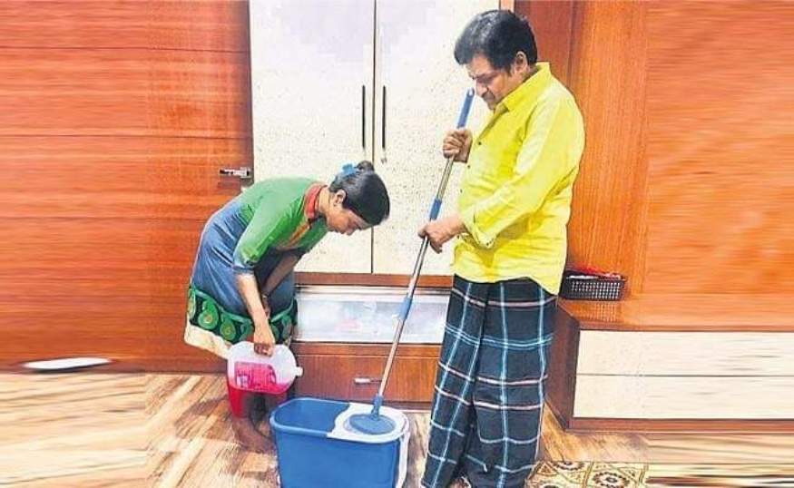 Comedian Ali, homework, due to coronavirus, coronavirus,hyderabad, ఇంటి పనులు చేస్తున్న అలీ, కమెడియన్ అలీ, కరోనా, కరోనా వైరస్, హైదరాబాద్, సినిమా, సినిమా వార్తలు,