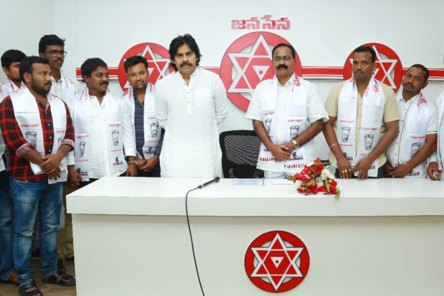 Tollywood heroes balakrishna pawan kalyan confused his fans due to this way,balakrishna,pawan kalyan,balarishna pawan kalyan,balayya,nbk,chiranjeevi,chiru,balakrishna politics,pawan kalyan politics,balakrishna not interested politics,pawan kalyan instagram,pawan kalyan facebook,pawan kalyan twitter,balarkrishna facebook,balakrishna instagram,balakrishna twitter,balakrishna boyapati srinu movie,pawan kalyan vakeel saab movie,tollywood,andhra pradesh news,pawan kalyna janasena,pawan kalyan balakrishna janasena tdp,balakrishna tdp,chiranjeevi praja rajyam,బాలకృష్ణ,పవన్ కళ్యాణ్,బాలకృష్ణ పవన్ కళ్యాణ్,బాలయ్య,పవన్ కళ్యాణ్ జనసేన,బాలకృష్ణ టీడీపీ,