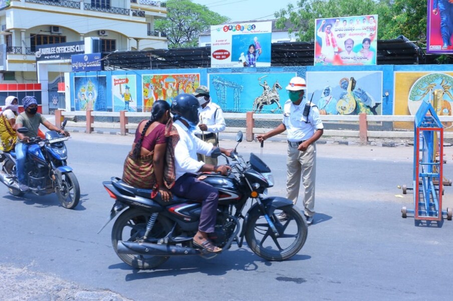  గ్రేటర్​ హైదరాబాద్​ (Hyderabad)​ పరిధిలో వాహనాలపై ఉన్న ట్రాఫిక్​ చలాన్ల( Traffic Challan) చెల్లింపులపై పోలీసు శాఖ భారీ డిస్కౌంట్ ఆఫర్ ఇచ్చింది. ఈ ఏడాది మార్చి 1వ తేదీ నుండి 31వ తేదీ వరకు ప్రత్యేక డ్రైవ్​ నిర్వహించనున్నారు .(ప్రతీకాత్మక చిత్రం)