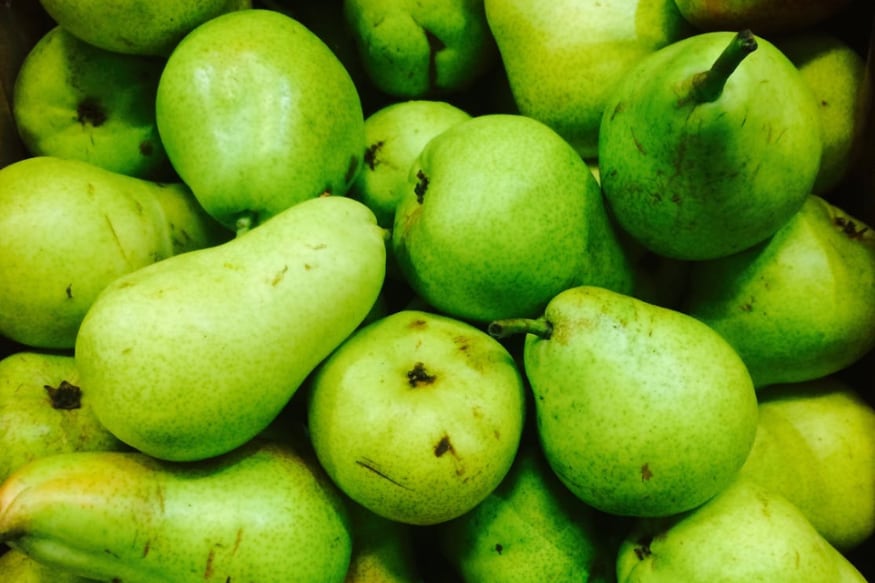  పియర్స్ (Pears) : ఈ పండ్లలో ఫైబర్ ఎక్కువ. యాంటీఆక్సిడెంట్స్ బాగా ఉంటాయి. ఒక్క పండు తిన్నా చాలు... ఆకలి పోతుంది. ఇంకేదీ తినాలని అనిపించదు. పొట్టలో మంచి బ్యాక్టీరియాకి పియర్స్ చాలా మేలు చేస్తుంది. జీర్ణక్రియకు కూడా ఇది మేలు చేస్తుంది. ఇందులోని విటమిన్ C, K, పొటోషియం, కాల్షియం, ఐరన్, మెగ్నీషియం, రైబోఫ్లావిన్, విటమిన్ B6, ఫొలేట్ వంటివి ఎంతో మేలు చేస్తాయి.