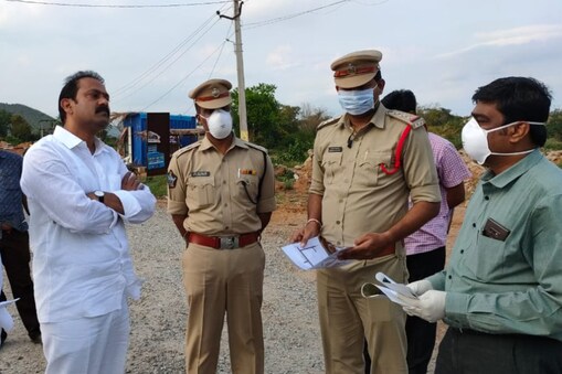 శ్రీకాకుళం జిల్లా పాతపట్నం రెడ్ జోన్ ఏరియాలో పర్యటించిన మంత్రి ఆళ్ల నాని 