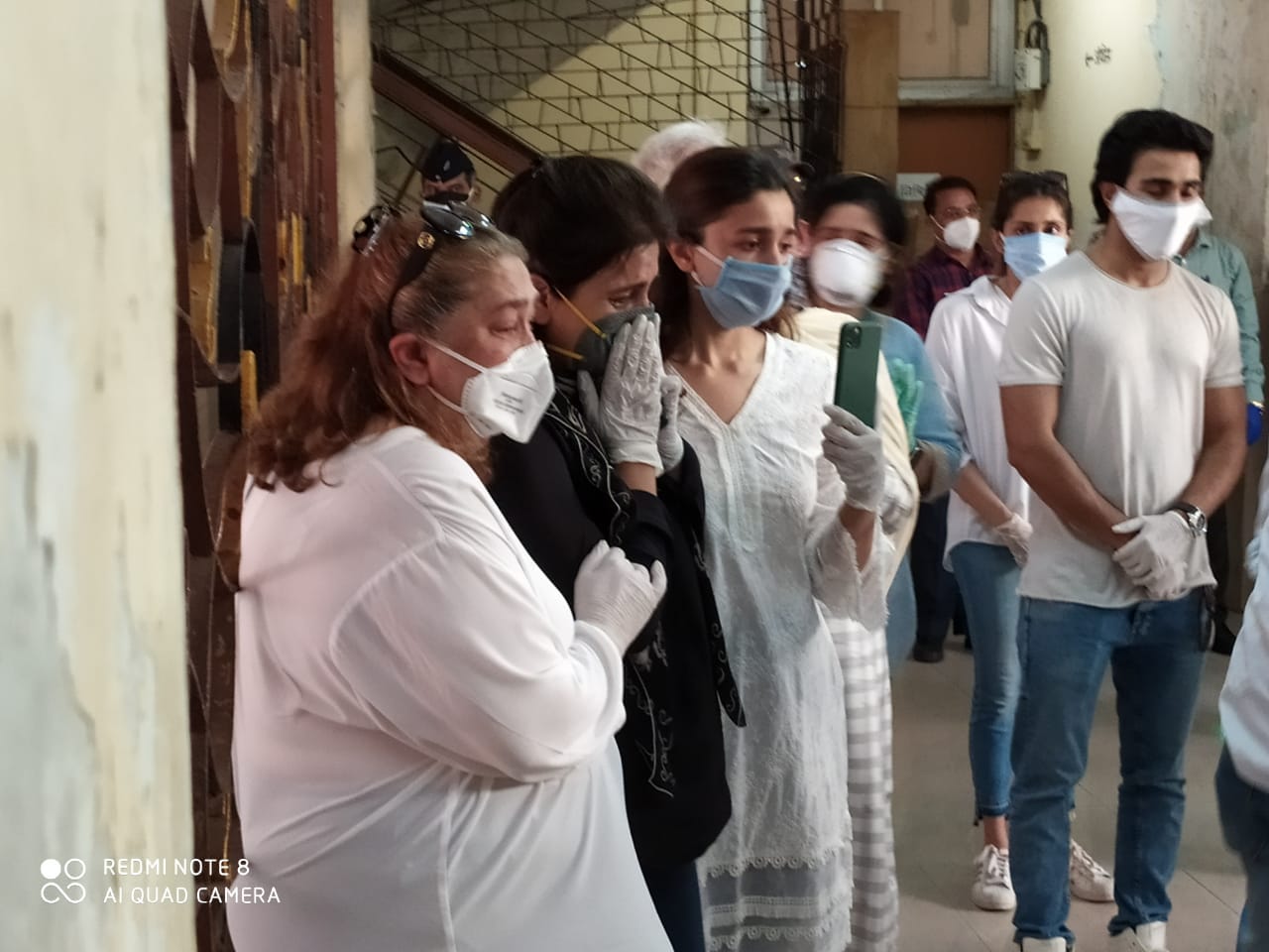 రిషి కపూర్ అంత్యక్రియలు పూర్తి (rishi kapoor funeral)
