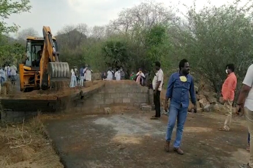 Tamil nadu officials dig road to avoid ap people coming to their state in chittoor district ak అప్పుడు గోడ... ఇప్పుడు గొయ్యి... తమిళనాడు వింత చేష్టలు