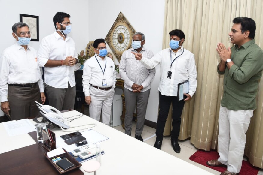 కేటీఆర్కు చెక్ అందించిన బాలయ్య (balakrishna ktr)