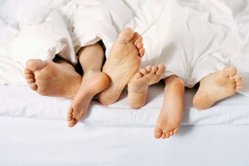  <br />వివాహేతర సంబంధాల్లో వ్యక్తులు తెలియకుండానే ఎక్కువ డబ్బు ఖర్చు చేస్తారు. వారితో గడిపేందుకు హోటళ్లకు వెళ్లాల్సి వస్తుంది. విలాసవంతమైన హోటల్‌లో ఒక్క రాత్రికి రూమ్ బుకింగ్ కోసం పెద్ద మొత్తంలో డబ్బు అవసరమవుతుంది.(ఫ్రతీకాత్మక చిత్రం )